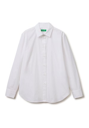 Weißes, langärmliges Hemd mit Knöpfen und Kragen, innen im Nacken mit einem grünen Etikett versehen, auf dem "United Colors of Benetton" steht.