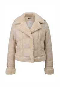Beige nepbont jasje met knoopsluiting, brede kraag, klepzakken en manchetstraps met pluizige voering op de kraag en manchetten.