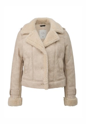 Beige nepbont jasje met knoopsluiting, brede kraag, klepzakken en manchetstraps met pluizige voering op de kraag en manchetten.