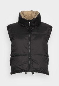 Czarna kamizelka puchowa, bezrękawnik, wysoki kołnierz, z zamkiem błyskawicznym z przodu, z beżową podszewką i regulowanym sznurkiem przy dole.