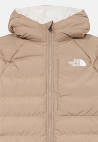 Beige gefütterte Jacke mit einem Reißverschluss und Kapuze. Verfügt über gestickte Paneele und ein weißes Logo auf der linken Brust. Innenfutter ist weiß.