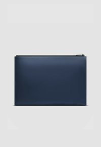 Bolsa con cremallera azul marino hecha de material liso y mate; forma rectangular con bordes cosidos y un brillo sutil.