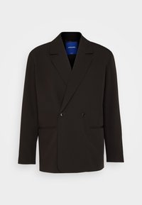 Blazer nero doppiopetto con revers a notched, due tasche frontali e due bottoni. Realizzato in tessuto liscio con una silhouette pulita.