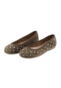 Bailarinas de ante marrón adornadas con tachuelas metálicas, punta redondeada y cuello elástico para un ajuste seguro. Suela plana, diseño minimalista.