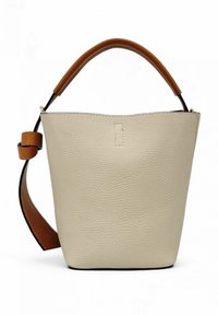 Sac en cuir beige en forme de seau avec une poignée en cuir marron, doté d'une fine bandoulière et d'une finition texturée. Pas de matériel visible.