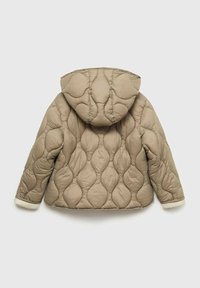Beige quiltad pufferjacka med huva, som har ett texturerat mönster av avlånga former och kontrasterande vita fleeceärmar.