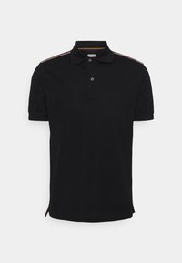 Svart polo T-shirt med korta ärmar, tre-knapps knäppning, textilstruktur och färgglad kant längs axlarna. Sidventiler vid fållen.