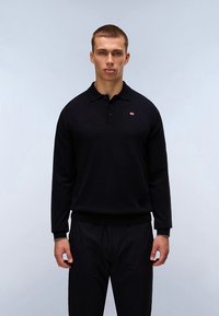 Črna polo majica z dolgimi rokavi, ovratnikom in majhno logotipom na levi prsni strani. Iz mehkih materialov z rebrastimi manšetami in robom.