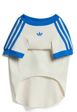T-shirt crème pour chien avec col et bordure de manches bleus, logo Adidas bleu et trois bandes bleues sur chaque manche.