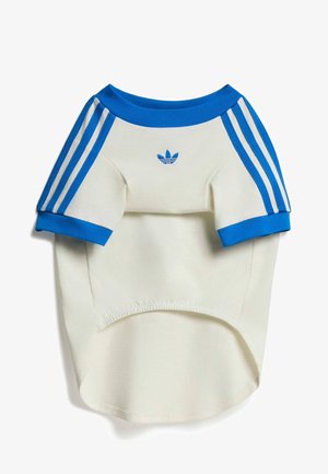 T-shirt crème pour chien avec col et bordure de manches bleus, logo Adidas bleu et trois bandes bleues sur chaque manche.