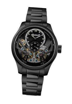 Montre automatique noire avec un cadran transparent, révélant des rouages en or et des accents bleus. Présente de grands index horaires et un bracelet en métal élégant.