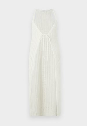 Rochie maxi tricotată albă, cu decolteu în V, laterale deschise și închidere ajustabilă cu cordon în talie. Prezintă un model cu dungi verticale.