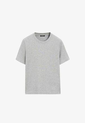 Graues Baumwoll-T-Shirt mit kurzen Ärmeln und Rundhalsausschnitt. Glatte Textur ohne sichtbare Muster oder Akzente. Einfaches und ungeschmücktes Design.