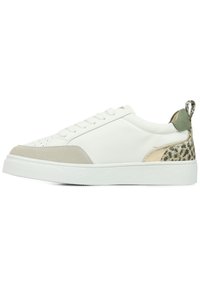 Sneaker bianca con punta in suede beige e un accento in stampa leopardata testurizzata sul tallone. Caratterizzata da lacci piatti e una suola testurizzata.