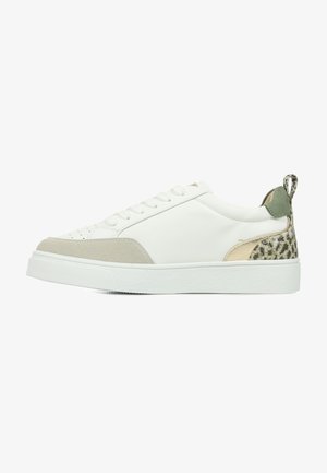 Baskets blanches avec un bout en daim beige et un accent en imprimé léopard texturé au talon. Comprend des lacets plats et une semelle texturée.