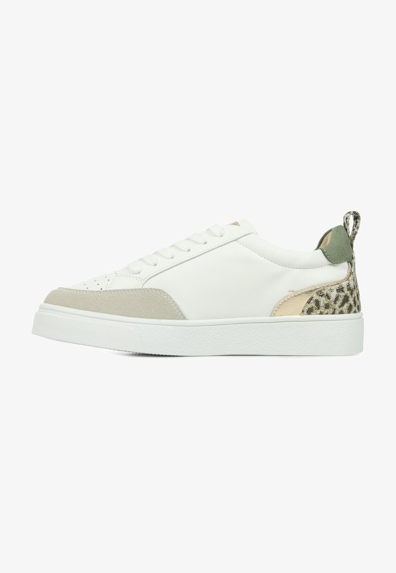 Witte sneaker met een beige suède neus en een textuur met luipaardprint accent op de hak. Beschikt over platte veters en een gestructureerde zool.