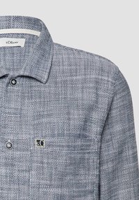 Geruit overhemd met knopen in blauw- en grijstinten, met een klassieke kraag, een borstzak en een s.Oliver-logo badge. Glad textuur.