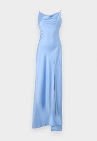 Vestido maxi azul em satin com decote drapeado, alças finas e uma fenda lateral, apresentando uma textura suave e uma silhueta fluida.