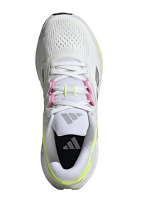 Zapatilla deportiva blanca con parte superior de malla transpirable, cordones en rosa y amarillo neón, acentos en negro y un collar acolchado con detalle del logo.