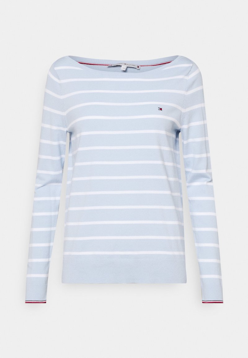 Chemise à manches longues bleu clair avec rayures horizontales blanches, encolure bateau, et petit logo brodé sur la poitrine.