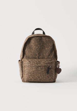 Brun ryggsekk med leopardmønster, foranlomme med glidelås, svart glidelåstrekk, sidelommer, svart topphåndtak og nøkkelring i hjerteform.