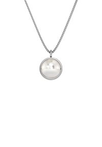 Collana in argento con un pendente a perla bianca, rotondo e liscio, circondato da una elegante montatura metallica che riflette la luce in modo delicato.
