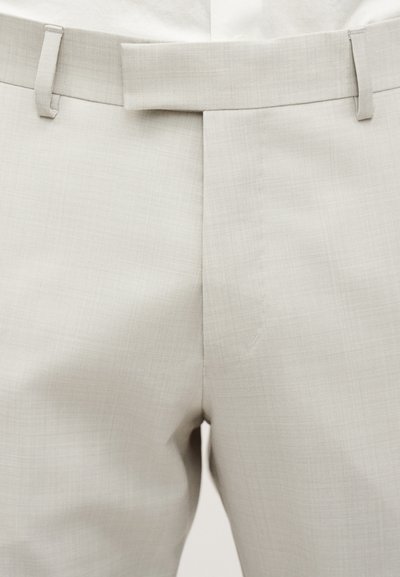 Ανοιχτό γκρι παντελόνια με λείο υφή, που διαθέτουν επίπεδη πρόσοψη, θηλιές για ζώνη και διακριτικό καρό μοτίβο. Απλός και μινιμαλιστικός σχεδιασμός.