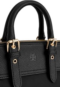 Czarna torebka o teksturowanej powierzchni, z dwoma uchwytami, złotym metalowym zapięciem, zamkiem błyskawicznym oraz małym tłoczonym logiem.