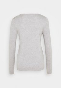 Grijze trui met lange mouwen van zacht breiwerk. Heeft een ronde halslijn, aansluitend model en geribbelde manchetten bij de mouwen.