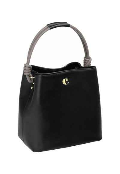 Sort læder bucket bag med en blød overflade, der har et buet gråt håndtag og en guldfarvet logoaccent på forsiden.