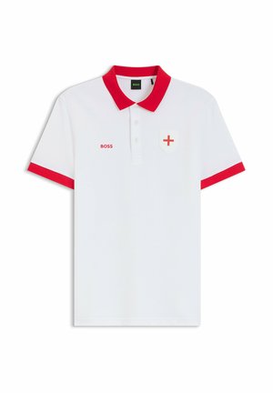 Witte korte mouw polo met rode kraag en mouwranden, rode "BOSS" tekst op de borst en rood kruisembleem op de borstzak.