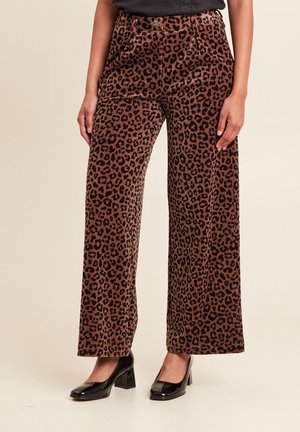 Lederen brede corduroy broeken met luipaardprint in bruin en zwart, met zijzakken en een knoopsluiting, gecombineerd met zwarte hakken.