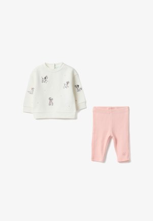 Camiseta blanca de manga larga para bebé con estampados divertidos de perros, combinada con leggings acanalados de bebé en color rosa suave sobre un fondo blanco.