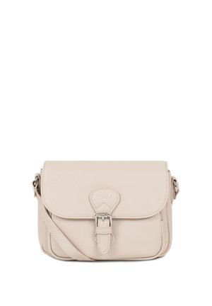 Sac bandoulière en cuir beige avec rabat avant, fermeture par boucle, bandoulière réglable et nom de marque subtilement embossé sur le rabat.