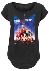 Svart kortermet t-skjorte med et fargerikt grafisk trykk av karakterer fra "The Big Bang Theory" mot en blå og lilla bakgrunn.