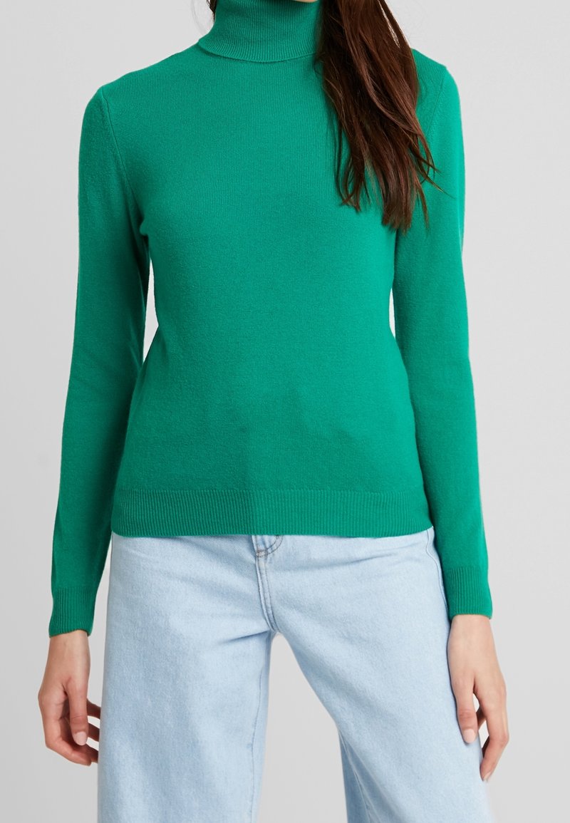 Maglione verde a collo alto realizzato in morbido tessuto a maglia, con maniche lunghe, silhouette aderente e polsini e orlo a coste.