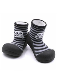 Los calcetines de rayas negras y grises presentan un diseño de calavera, con un upper de tela suave y una suela de goma texturizada para mayor agarre.
