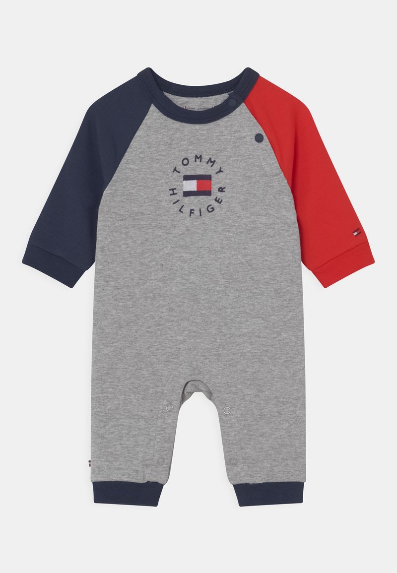 Body gris de algodón con mangas raglán en azul marino y rojo. Presenta un logotipo circular de "TOMMY HILFIGER" en el pecho y cierres a presión en la parte inferior.