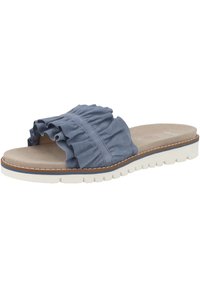 Blauwe stoffen slipper met een gerimpelde band, een zachte beige voetbed en een witte textuurzool met een blauwe accentlijn.