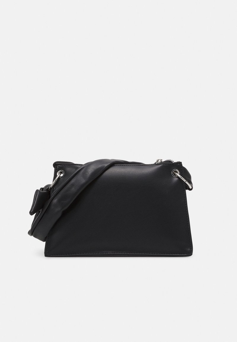 Sac à épaule rectangulaire en cuir noir avec une large bandoulière et des œillets métalliques argentés, présenté sur un fond clair uni.