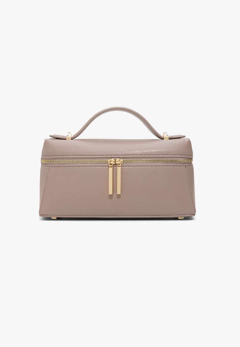 Sac à main rectangulaire en cuir taupe avec une poignée supérieure et une fermeture éclair dorée avec deux tirettes rectangulaires sur le devant.