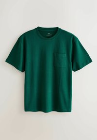 T-shirt verde in cotone con maniche corte, collo tondo e taschino sul petto sinistro. Texture liscia e vestibilità comoda.