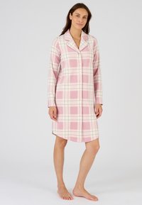 Camicia da notte a maniche lunghe a quadri rosa con chiusura a bottoni, colletto e tasca, realizzata in un tessuto morbido con un'orlo allungato.