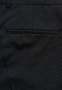 Schwarzer Stoff mit einer glatten Textur verf�ügt über eine flache Gesäßtasche, die mit einem dezenten Liniendetail über der Taschenöffnung gestaltet ist.