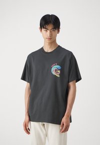 Levi's® VINTAGE FIT GRAPHIC - T-shirts med print - pirate black