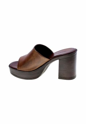 Mule in pelle marrone con punta aperta, tacco a blocco spesso e suola platform scanalata, mostrato di profilo su sfondo bianco.