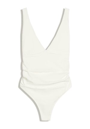Costum de baie întreg alb cu decolteu adânc în V și detalii drapate pe tors, expus pe un fundal alb.