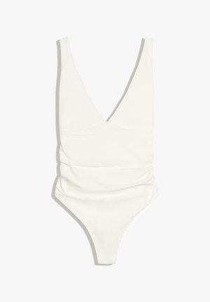 Costum de baie întreg alb cu decolteu adânc în V și detalii drapate pe tors, expus pe un fundal alb.