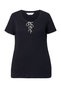 T-shirt nero a coste con maniche corte, scollo a barca e dettagli in pizzo argentato sul davanti. Texture liscia e vestibilità comoda.