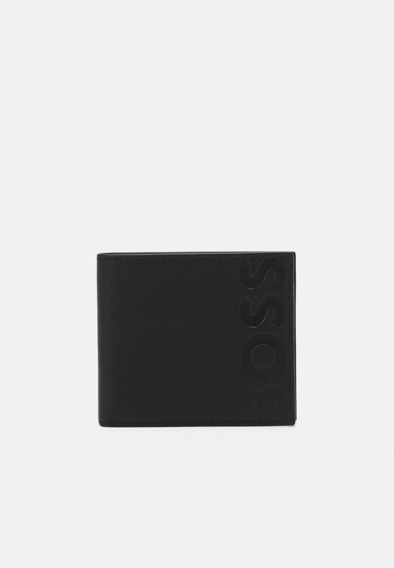 Juodas odinis piniginė su iškilniu "BOSS" logotipu, sulankstomas dizainas, lygi tekstūra ir kontrastingi siuvimo elementai.